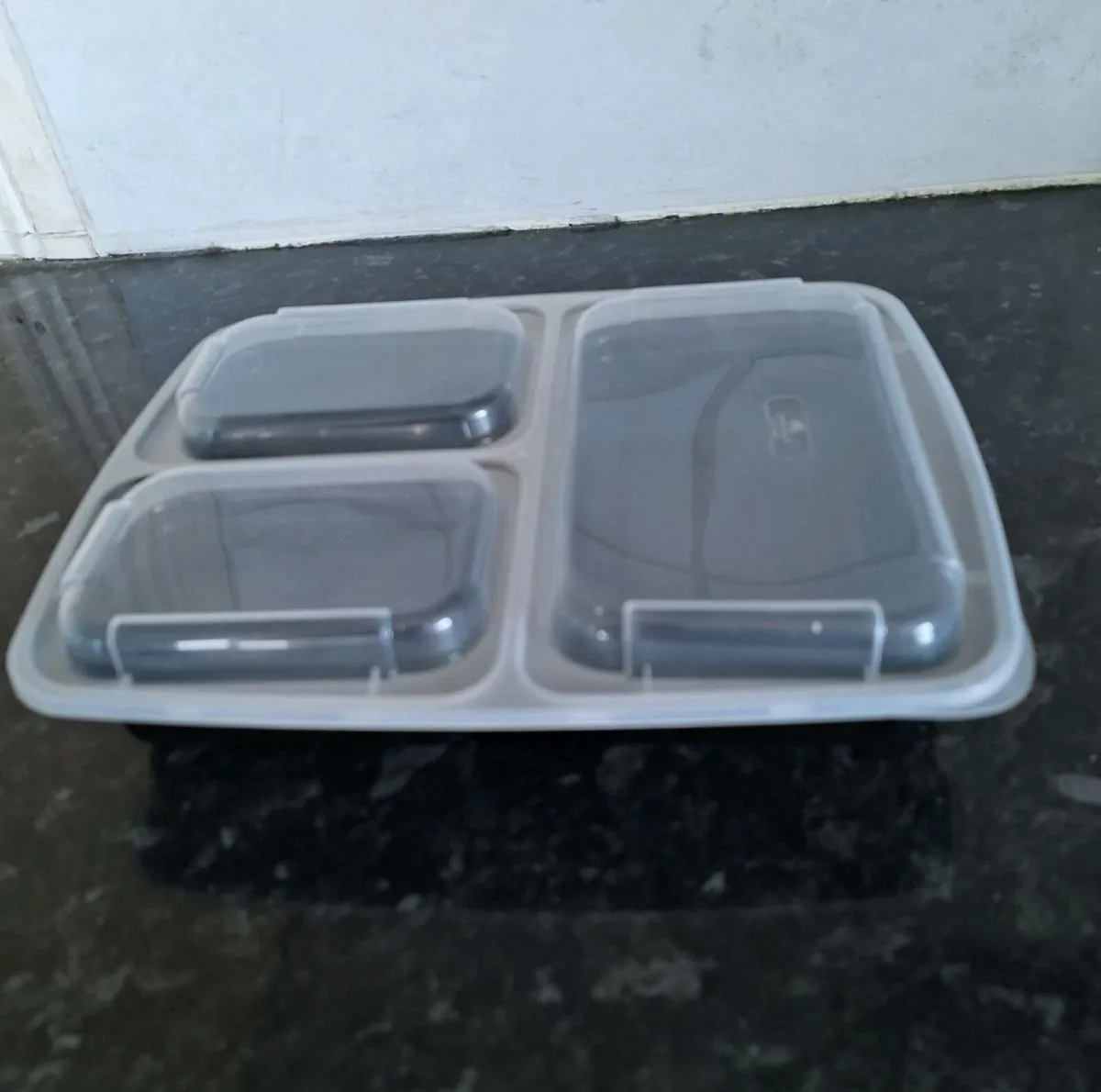 Seven Emerald Living lunch boxes - Image 1