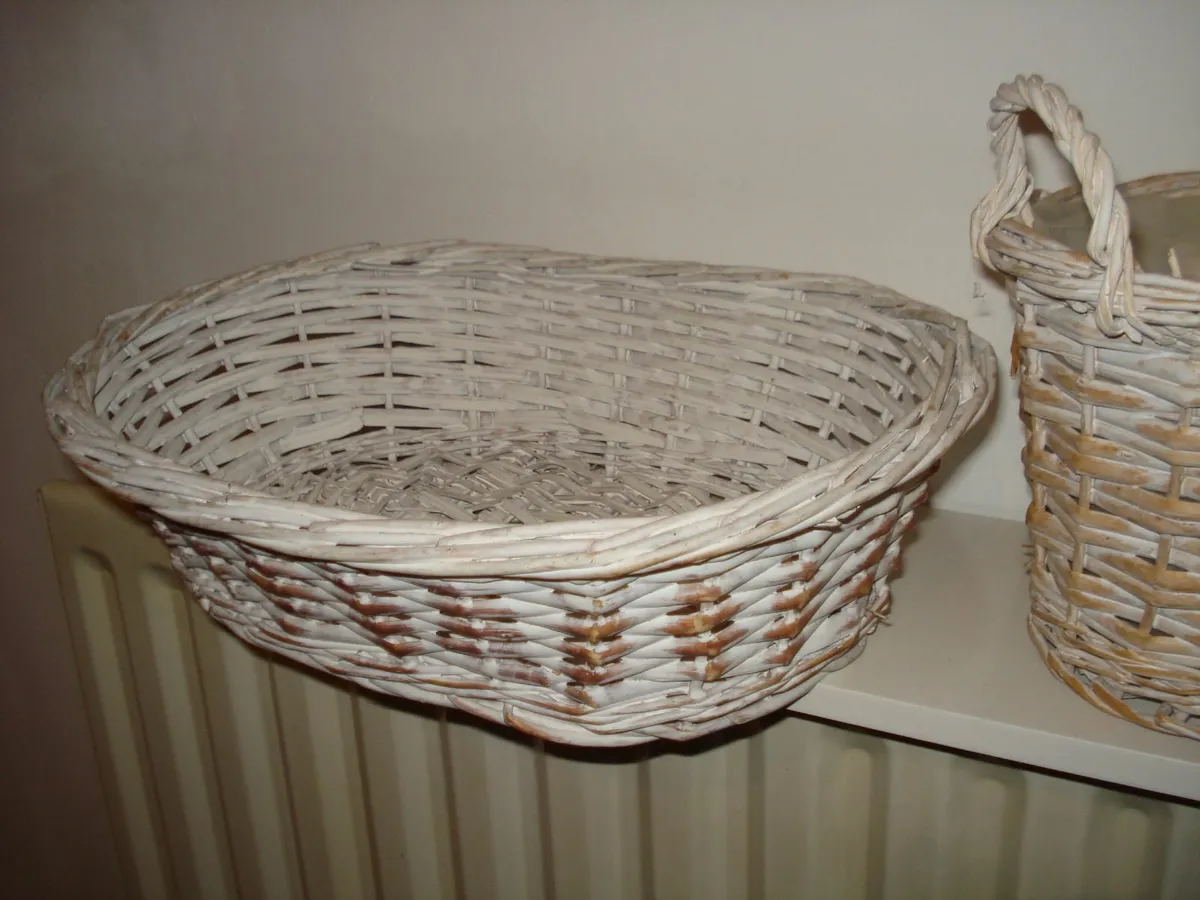 COLLECTION OF 8 WICKER BASKETS. - Image 4