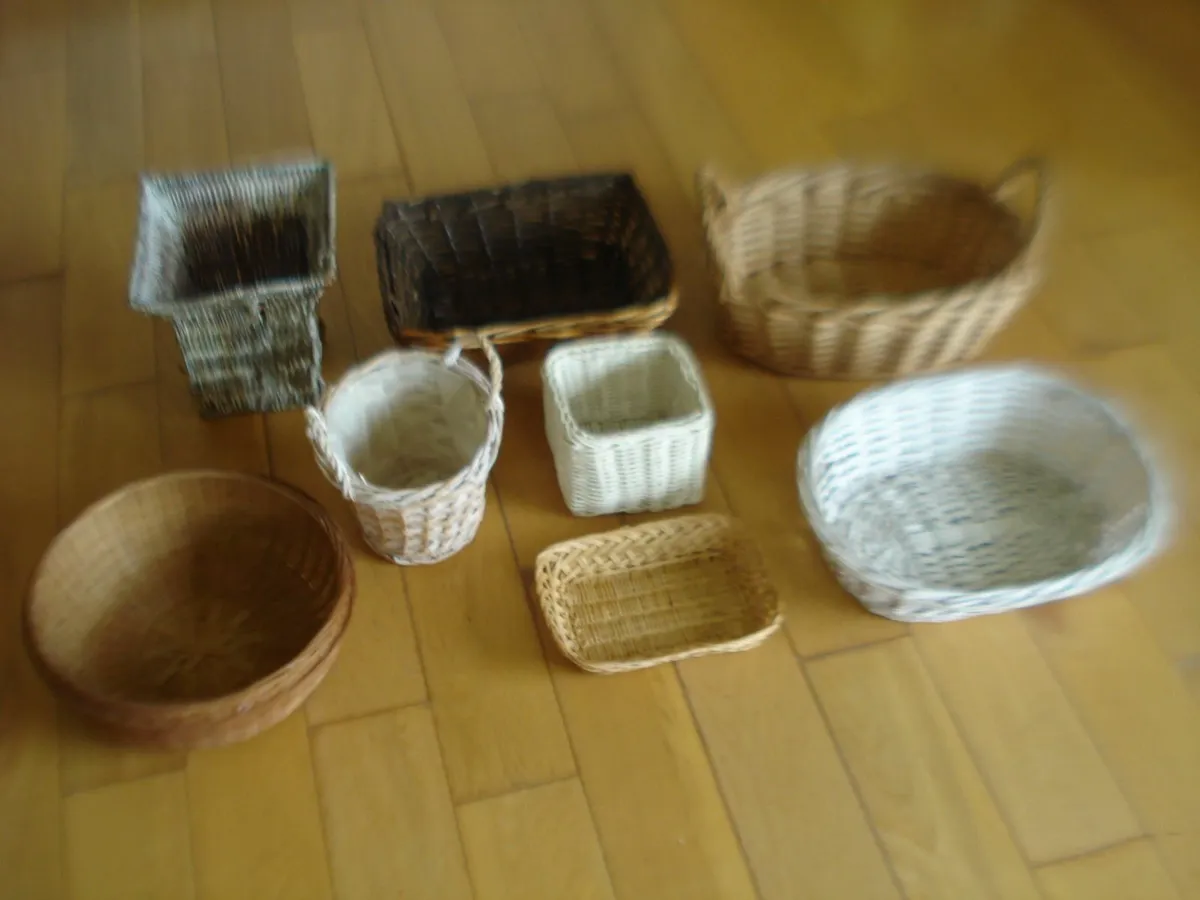 COLLECTION OF 8 WICKER BASKETS. - Image 1
