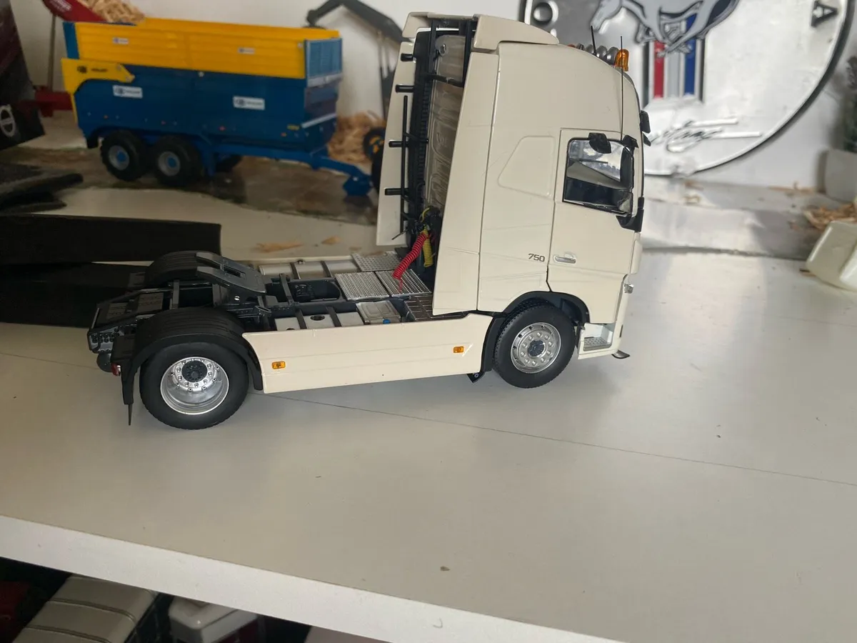 Marge model Volvo 1:32 scale - Image 2