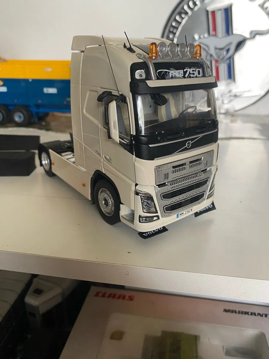 Marge model Volvo 1:32 scale - Image 3