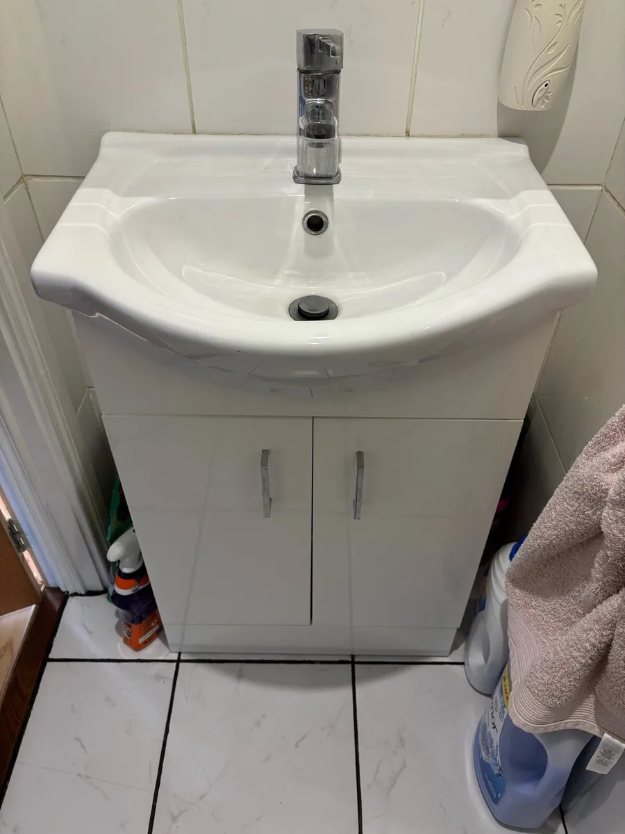Bathroom Sink and mirror included - Image 1