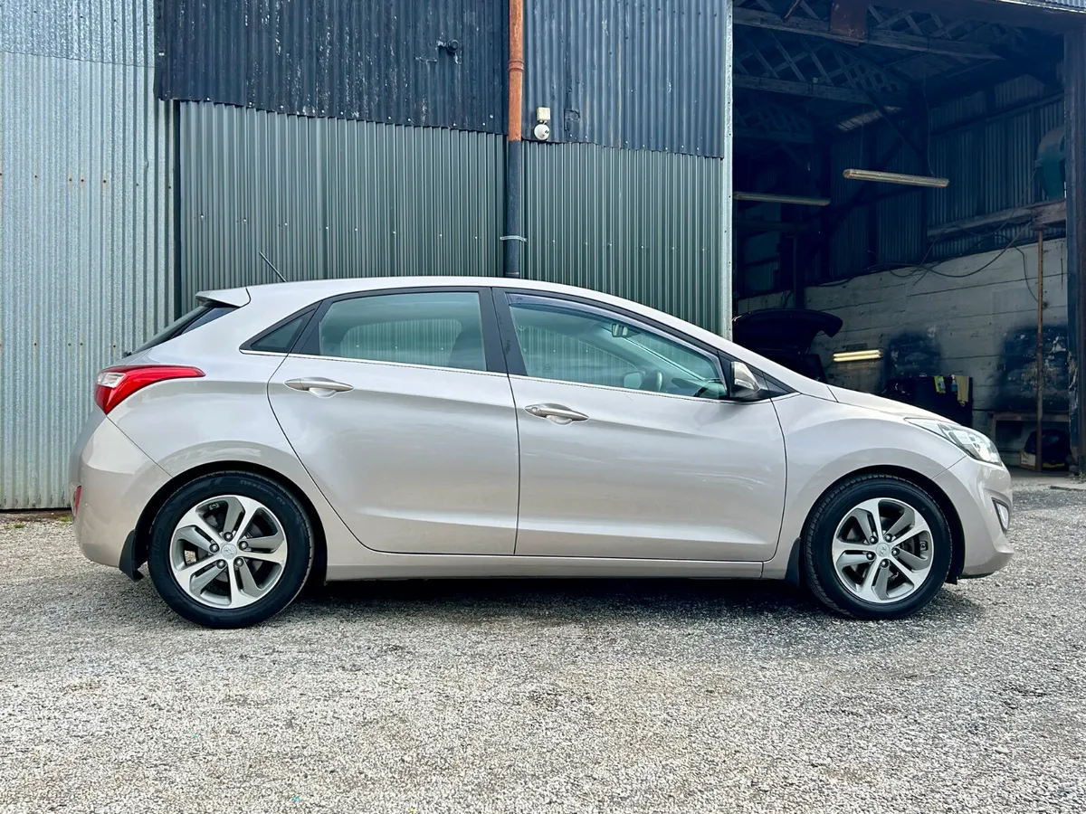 Hyundai i30 2017 one owner car from new - Image 3