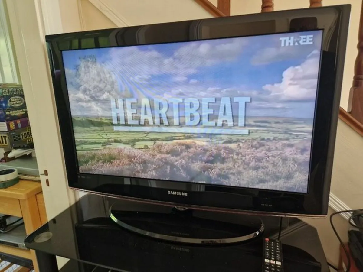 Samsung LE32B450C4W 32 inch TV, Not Smart - Image 2