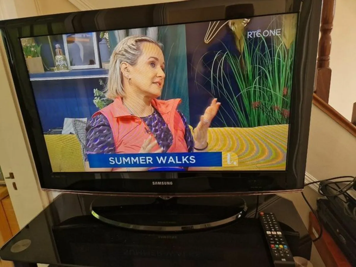 Samsung LE32B450C4W 32 inch TV, Not Smart - Image 1
