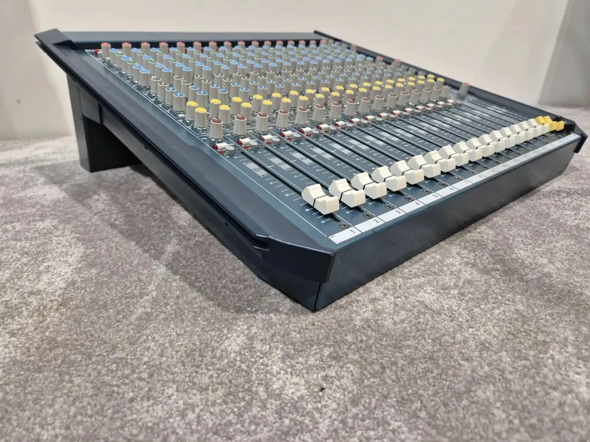 Allen & Heath Mix Wizard WZ3 16:2 Mixer w/ case - Image 3