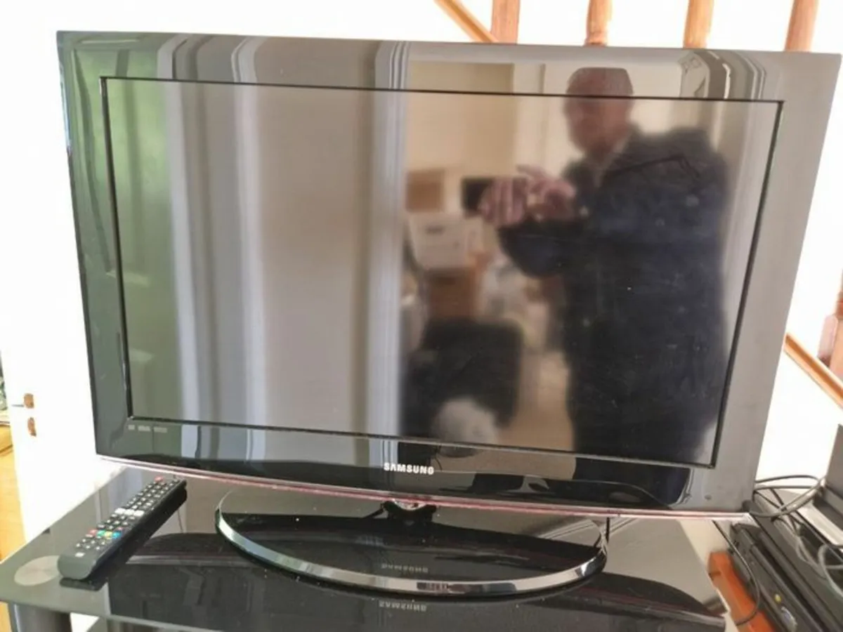 Samsung LE32B450C4W 32 inch TV, Not Smart - Image 3