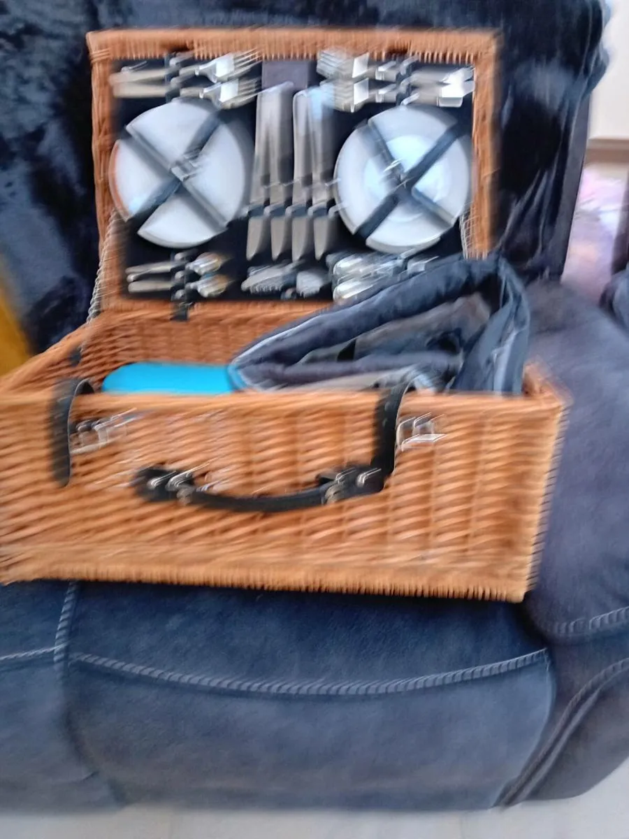 PICNIC BASKET NEW - Image 1