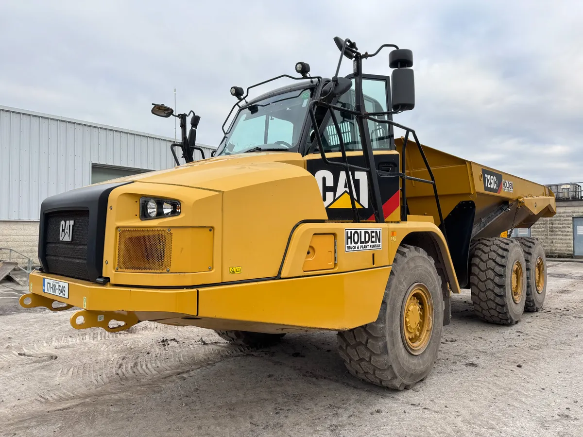 UNRESERVED 2017 CATERPILLAR 725C DUMP TRUCK - Image 2