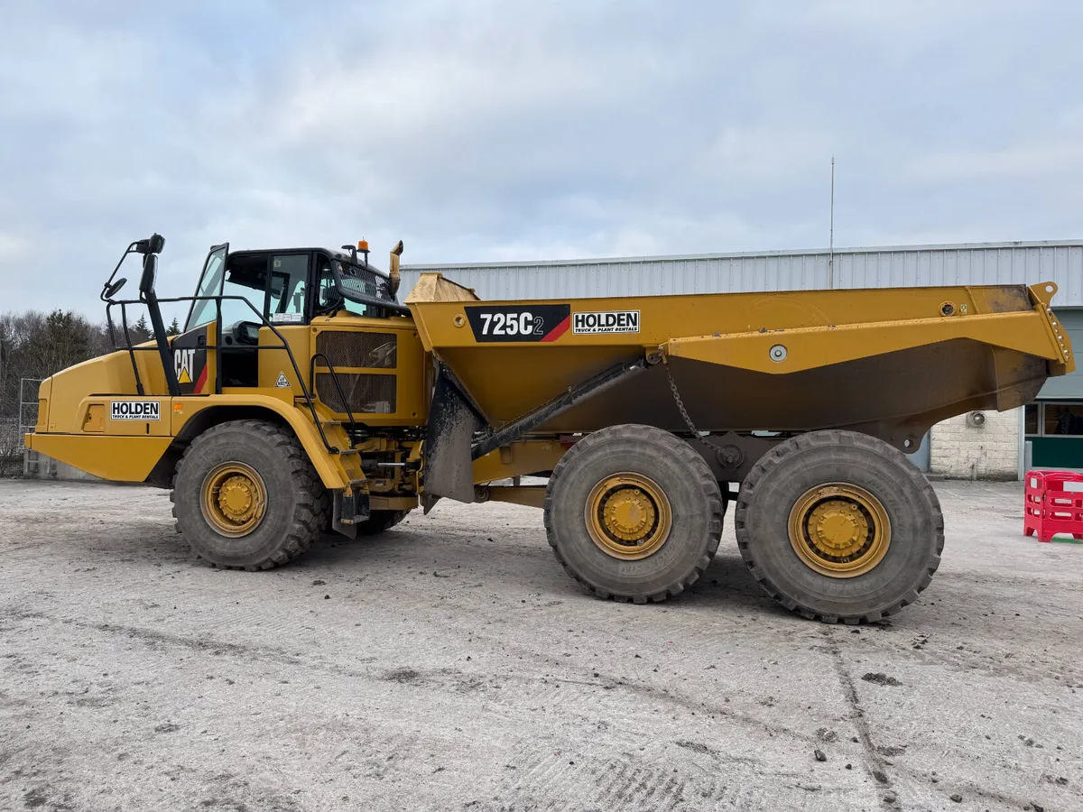 UNRESERVED 2017 CATERPILLAR 725C DUMP TRUCK - Image 3