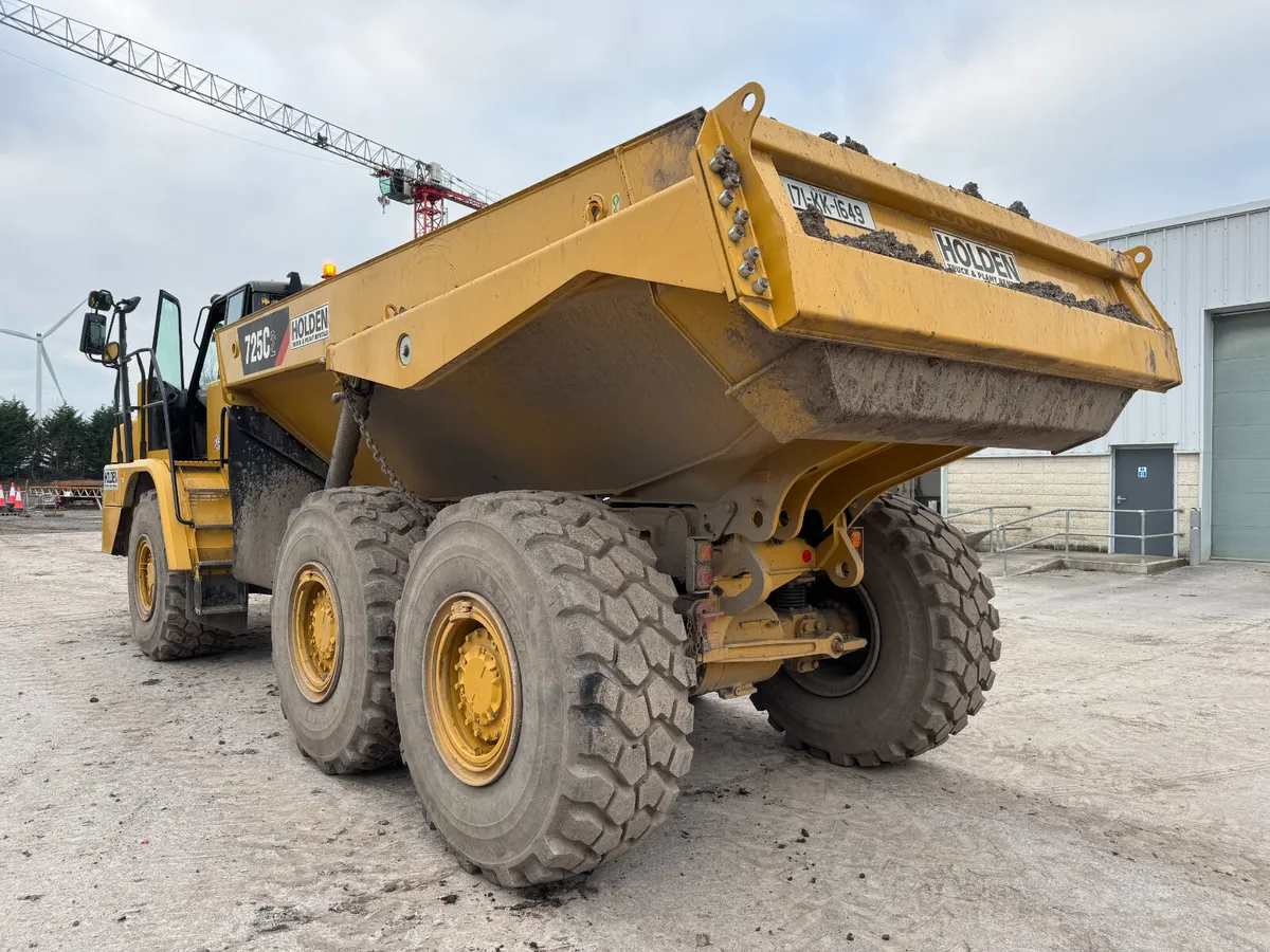 UNRESERVED 2017 CATERPILLAR 725C DUMP TRUCK - Image 4