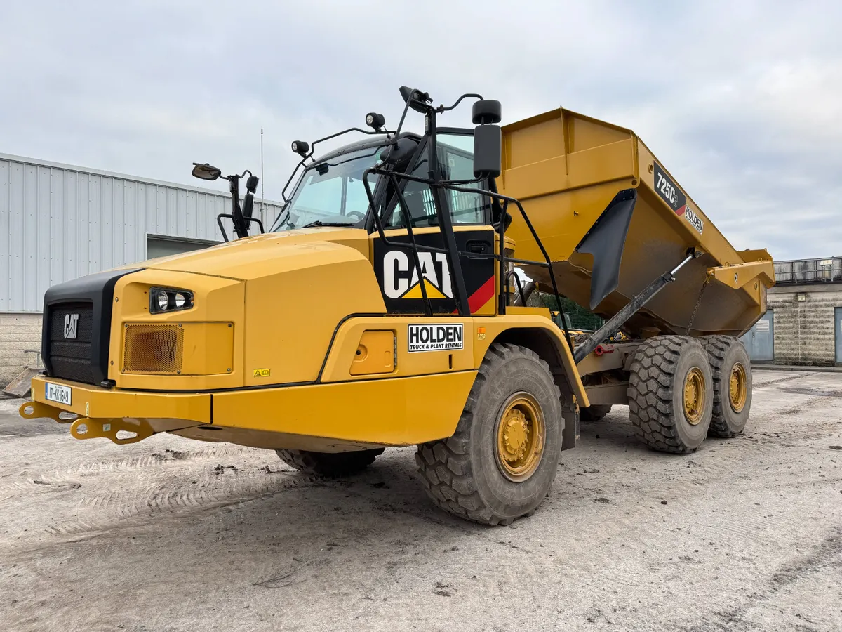 UNRESERVED 2017 CATERPILLAR 725C DUMP TRUCK - Image 1