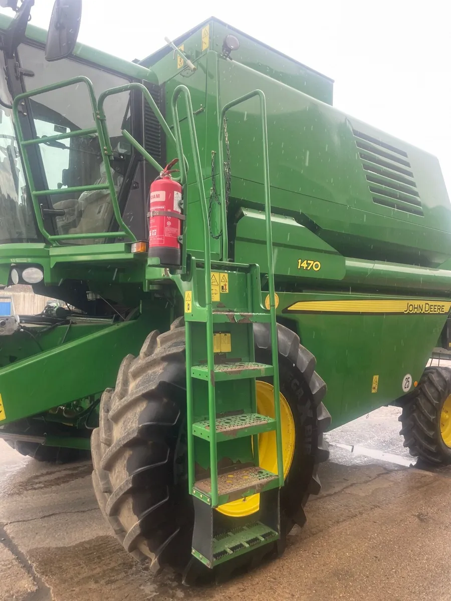 John Deere 1470 Combine - Image 1