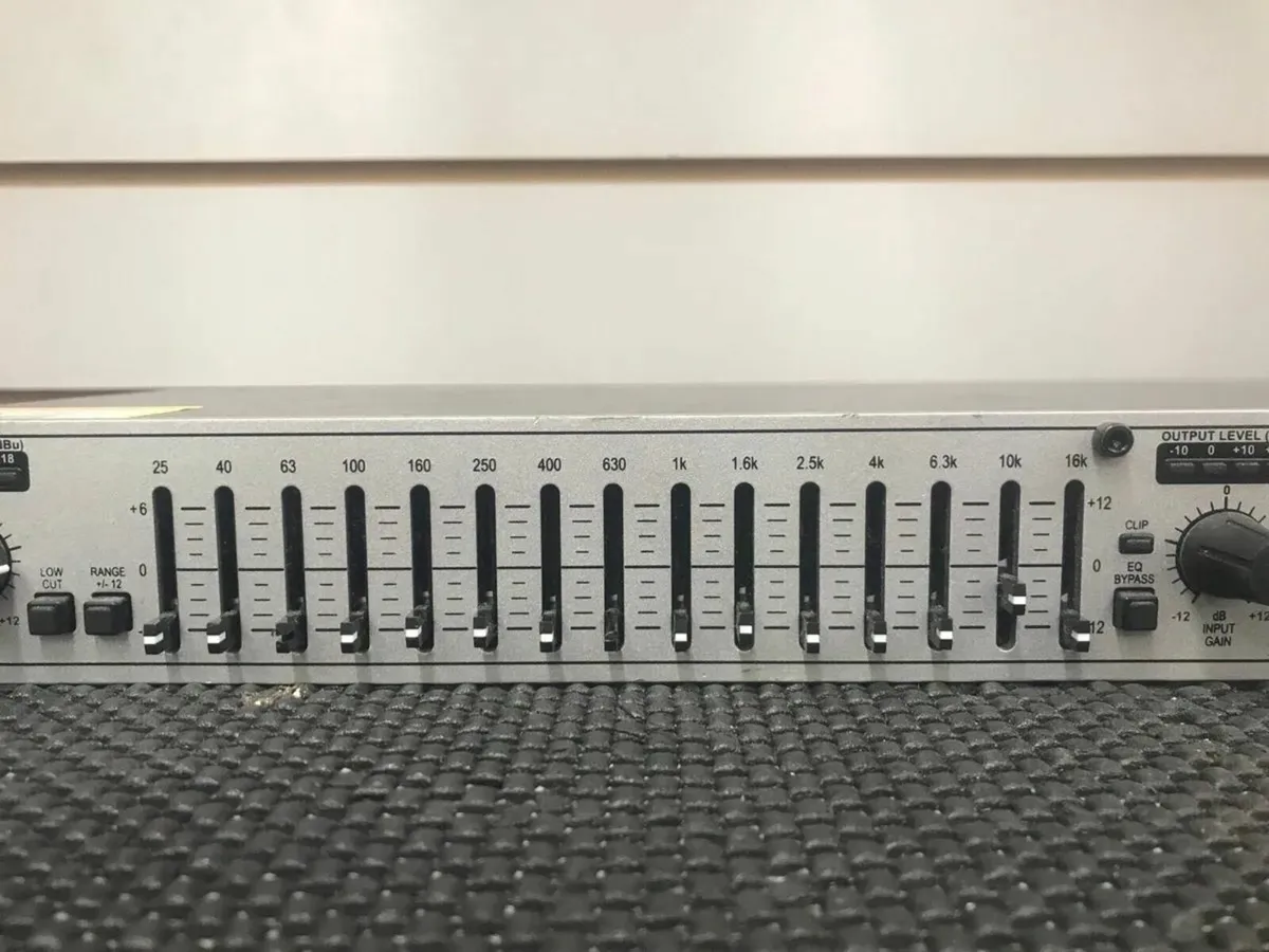 DBX 215s Graphics Equalizer - Image 3