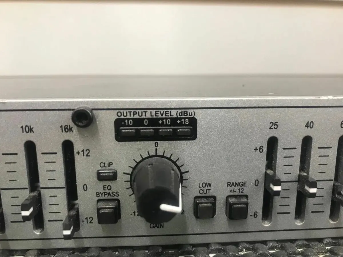 DBX 215s Graphics Equalizer - Image 4