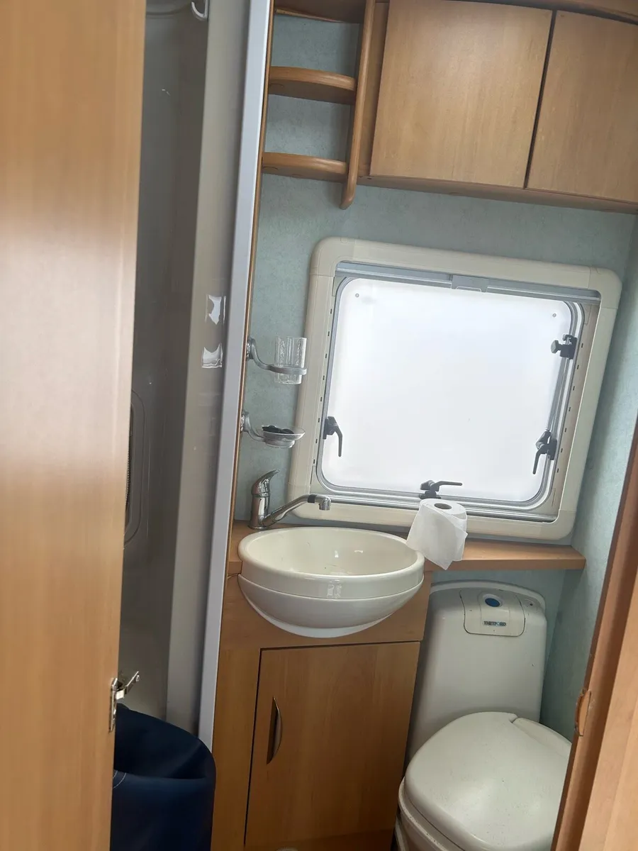 Caravan with awning - Image 3