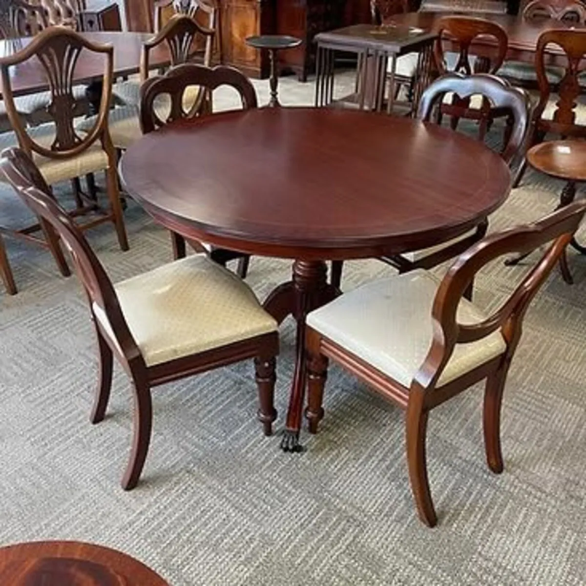 Fabulous round mahogany dining table & 4 chairs. I