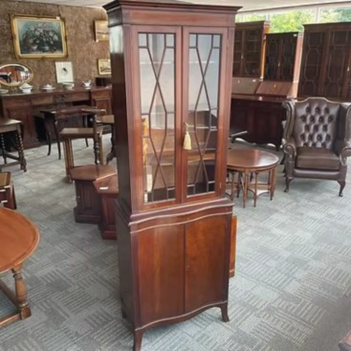 Edwardian mahogany concave display case. Enclosed