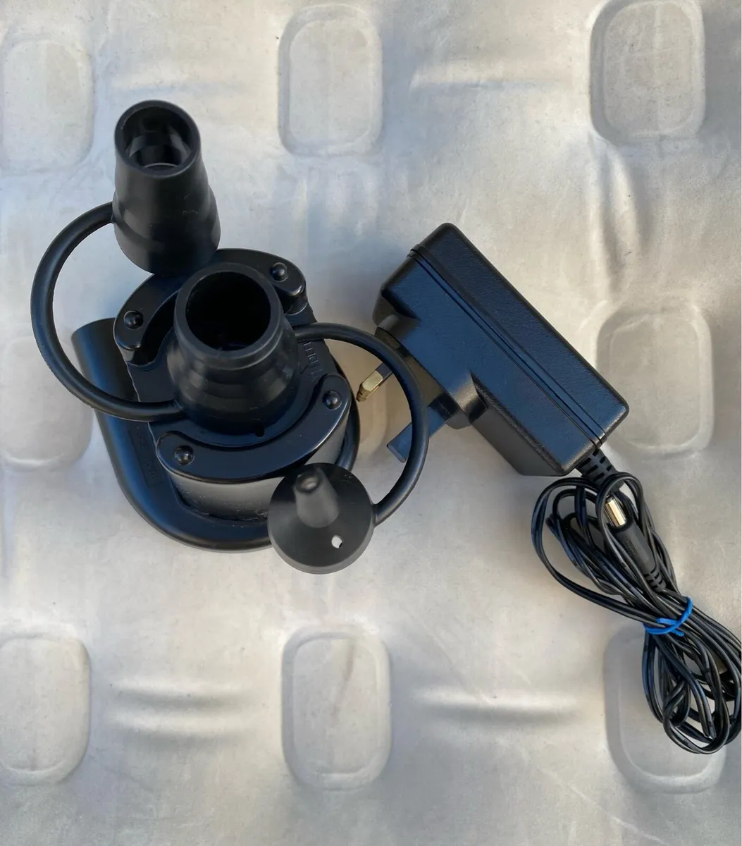 Intex inflatable Bed, pump & removable mattress - Image 4