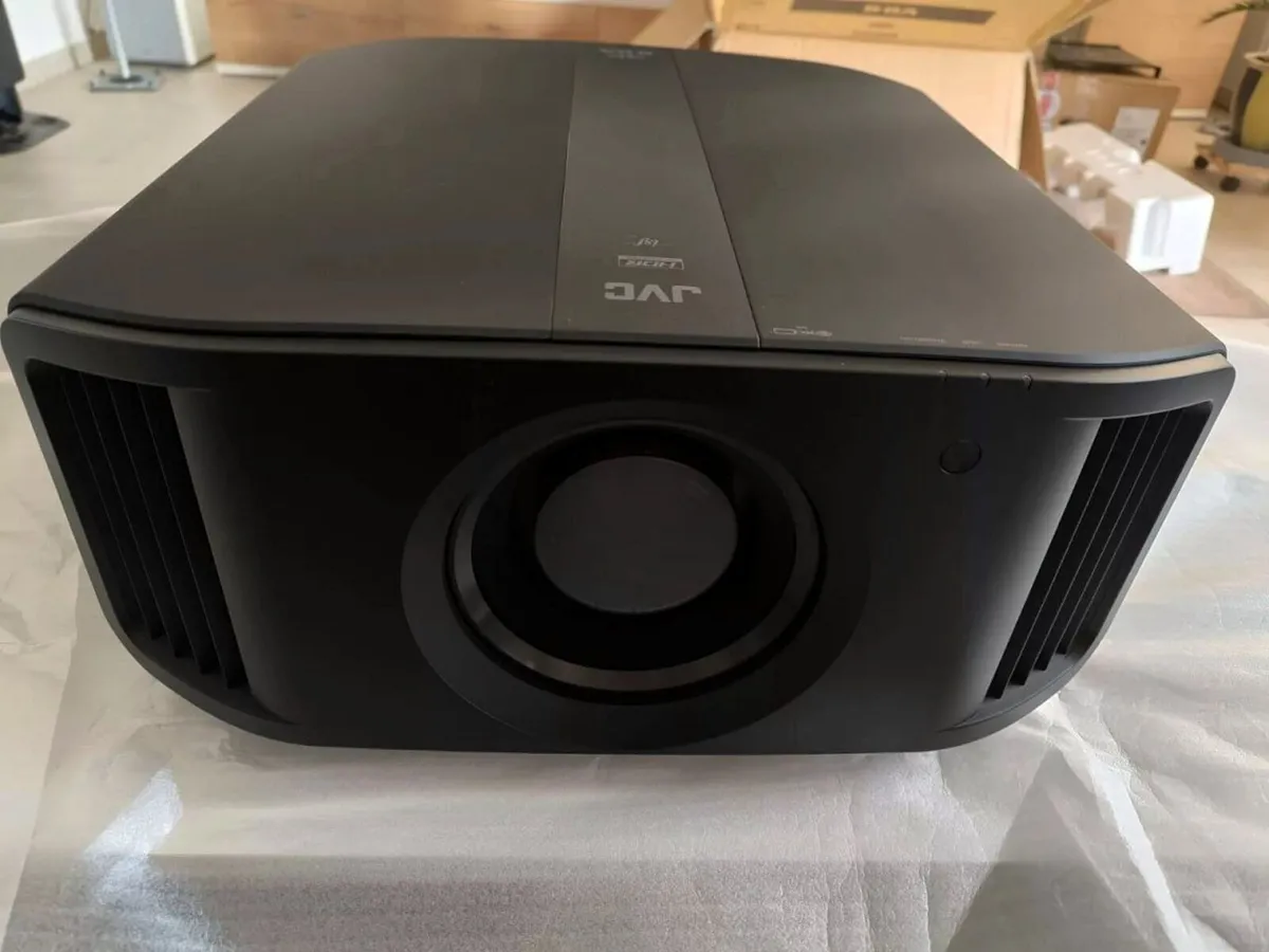 JVC DLA-N5B 4K HDR Projector Boxed Full Kit - Image 1