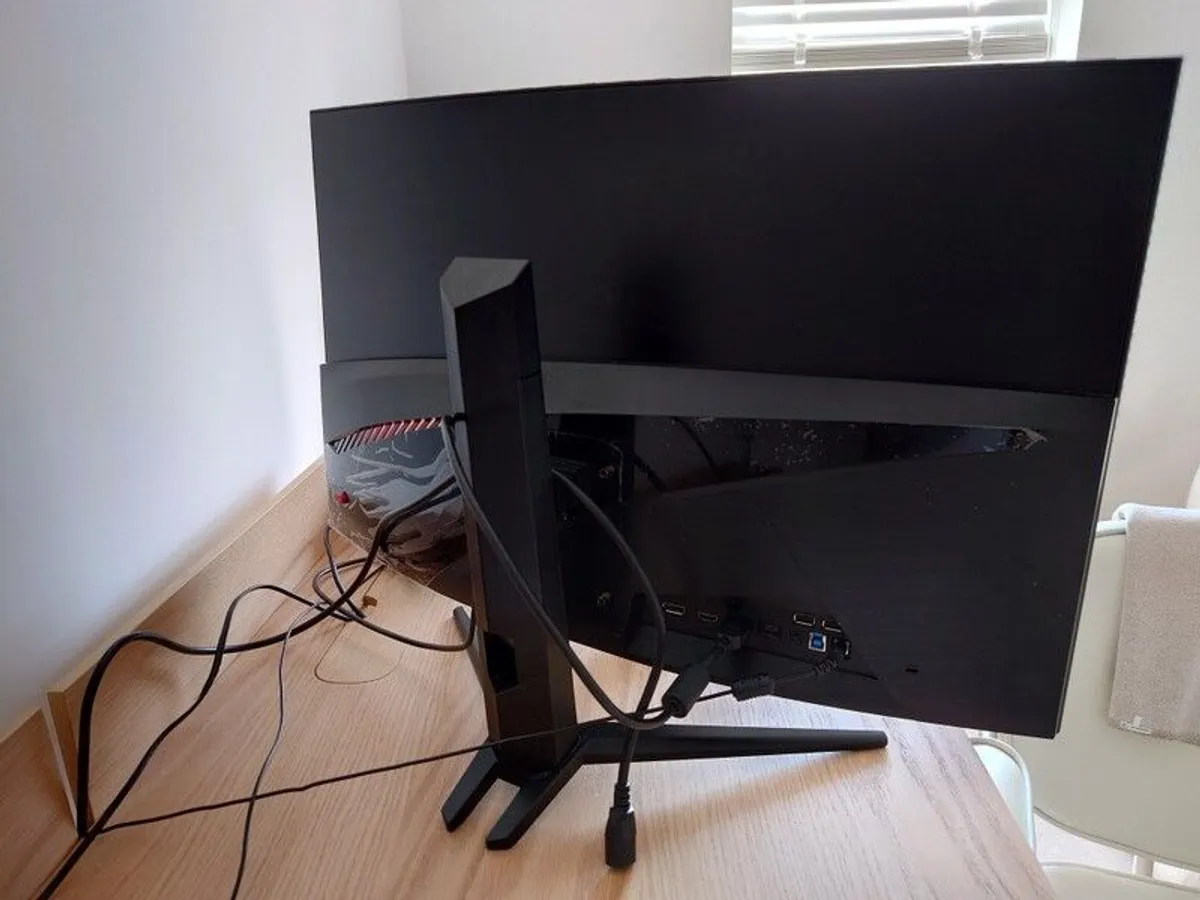 MSI 31.5" WQHD 165Hz Curved Gaming Monitor - Image 3