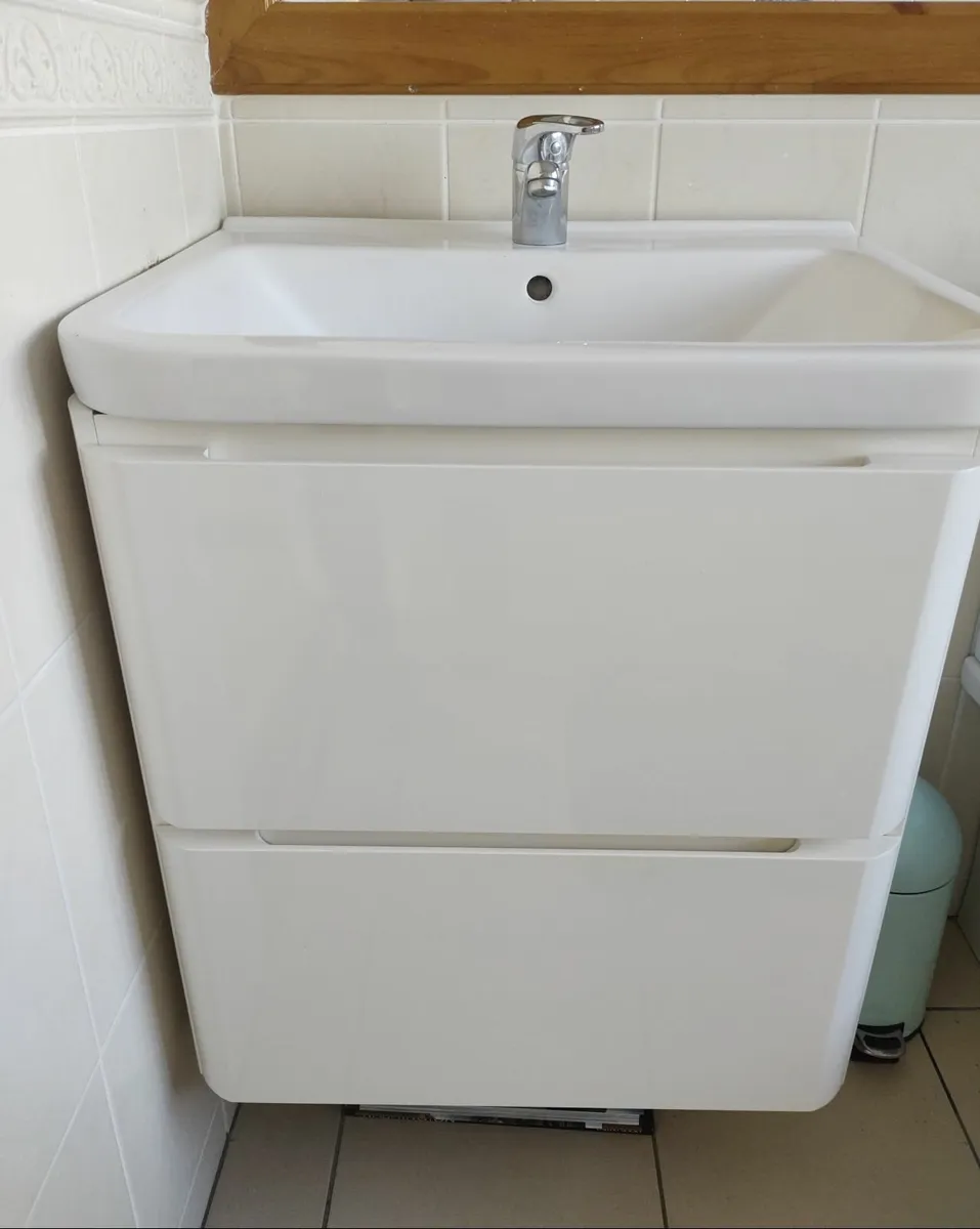Bathroom - Vanity unit, WHB, Tap -  €100 - Image 1