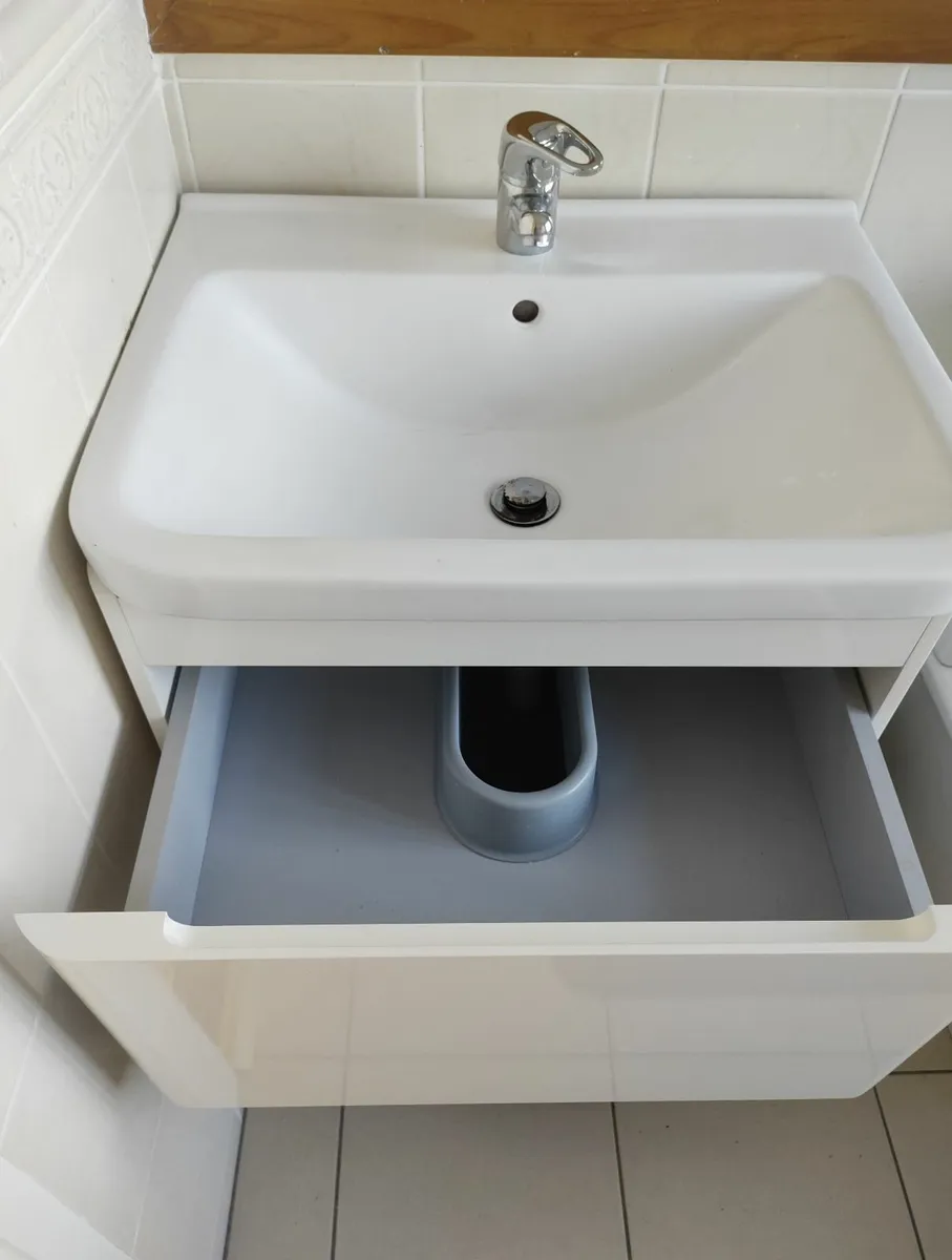 Bathroom - Vanity unit, WHB, Tap -  €100 - Image 3