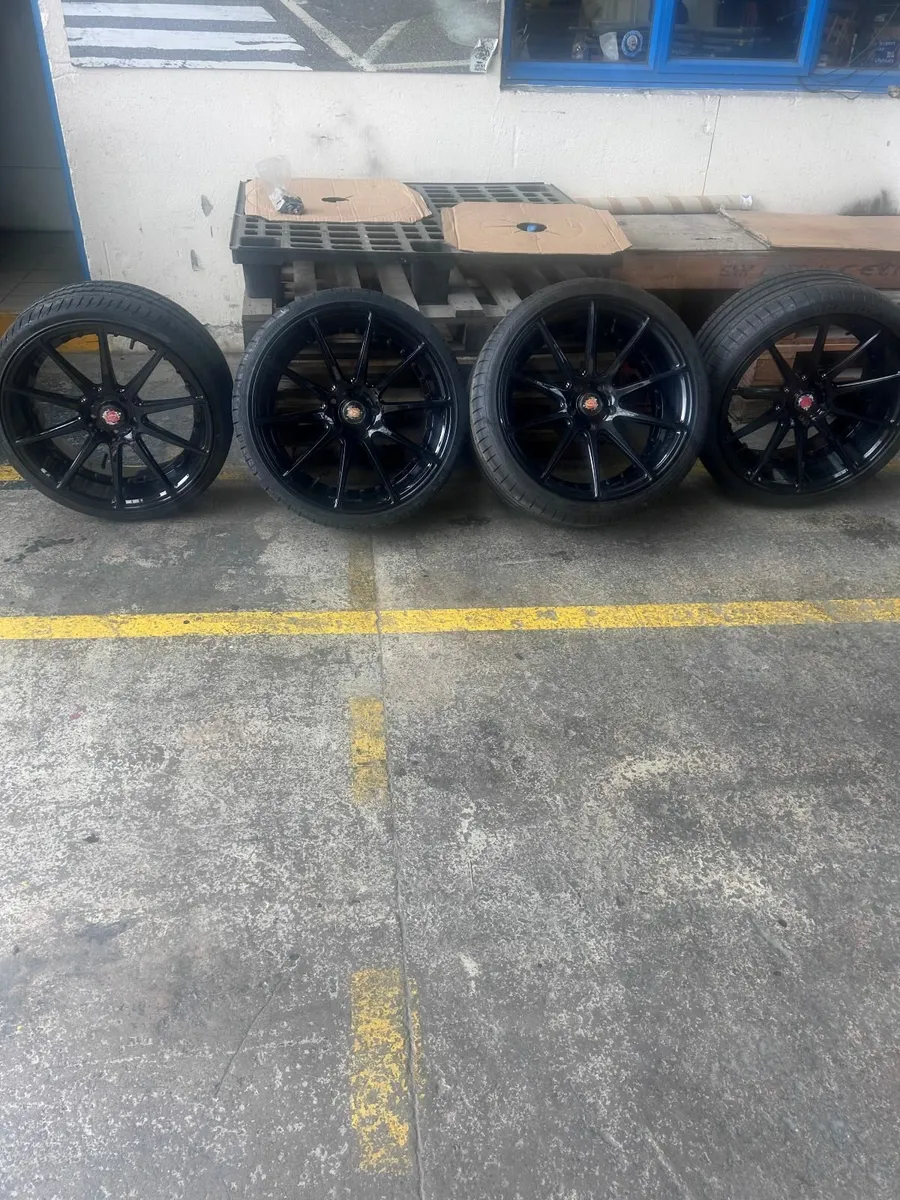 4 WHEELS AND TYRES