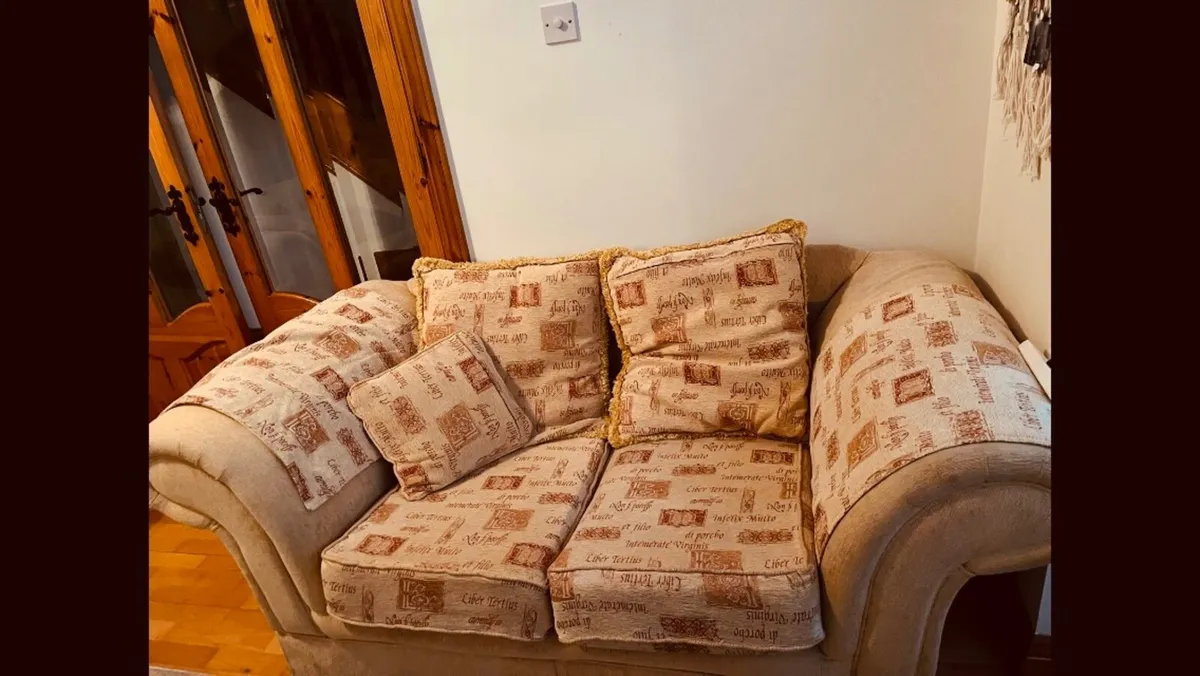** FREE TO COLLECT **Three piece suite. - Image 1