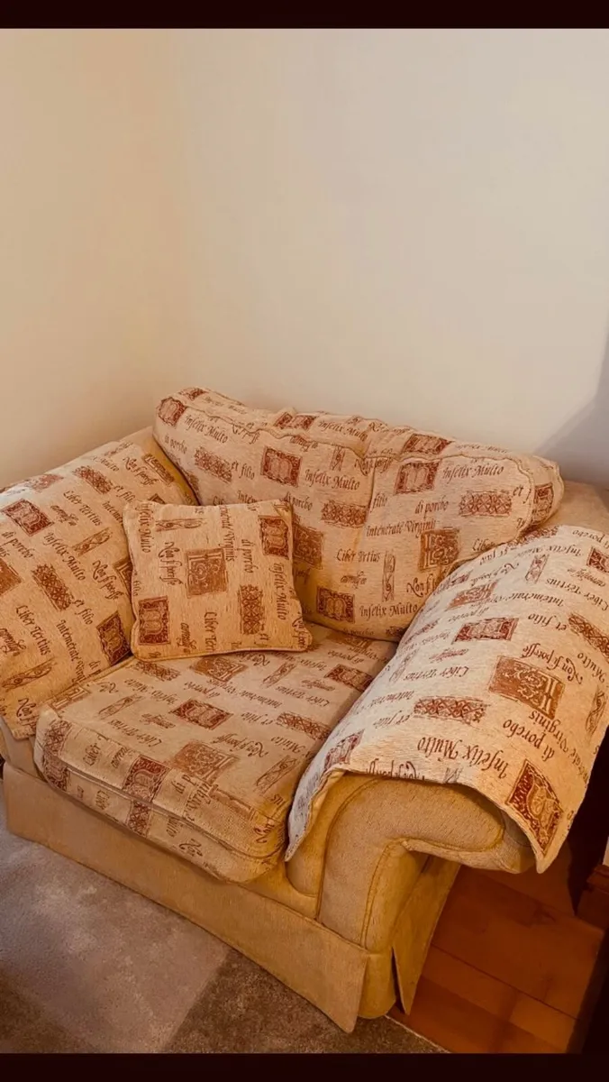 ** FREE TO COLLECT **Three piece suite. - Image 2