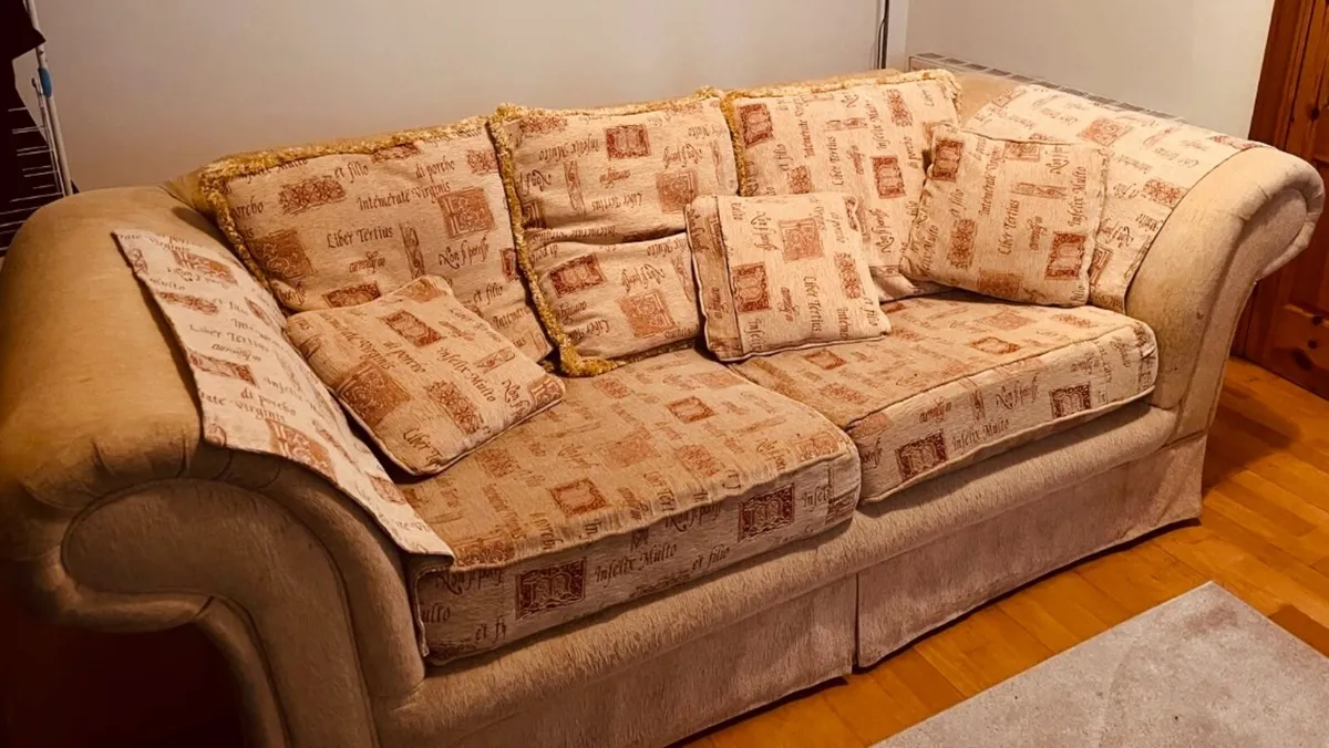 ** FREE TO COLLECT **Three piece suite. - Image 3