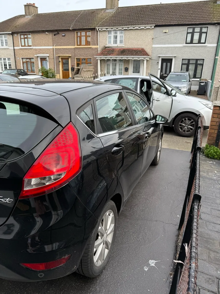 Ford fiesta 2010 - Image 2