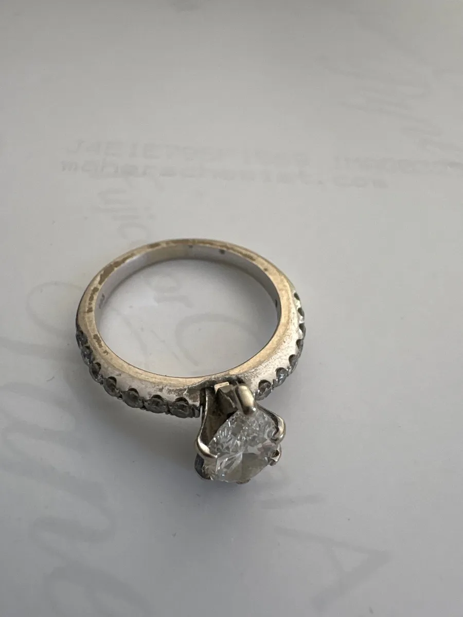 Engagement Ring - Pear shaped diamond - Image 3