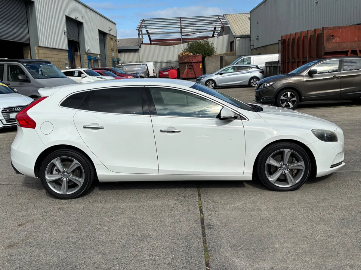2015 VOLVO V40 1.6 T4 5DR AUTO FULLY LOADED - Image 2
