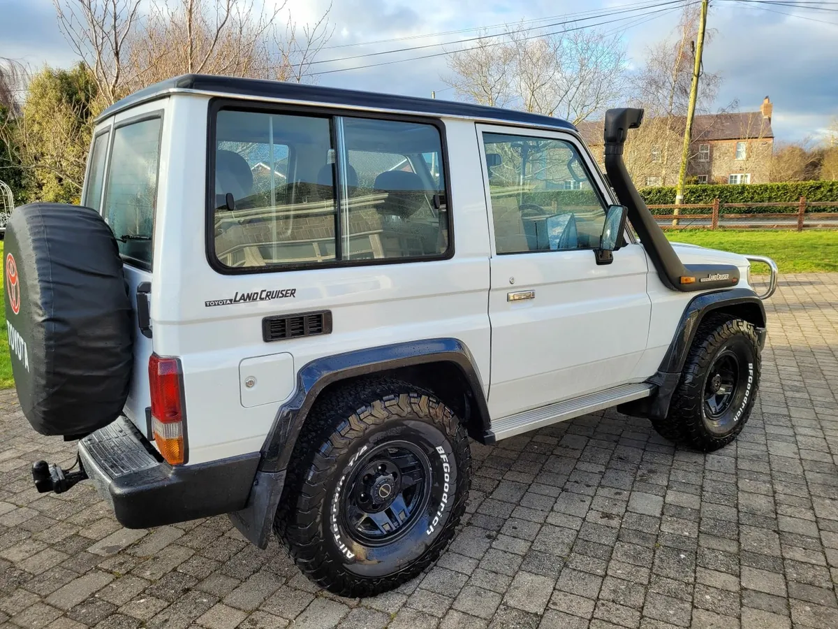 Toyota Land Cruiser 1990 - Image 2