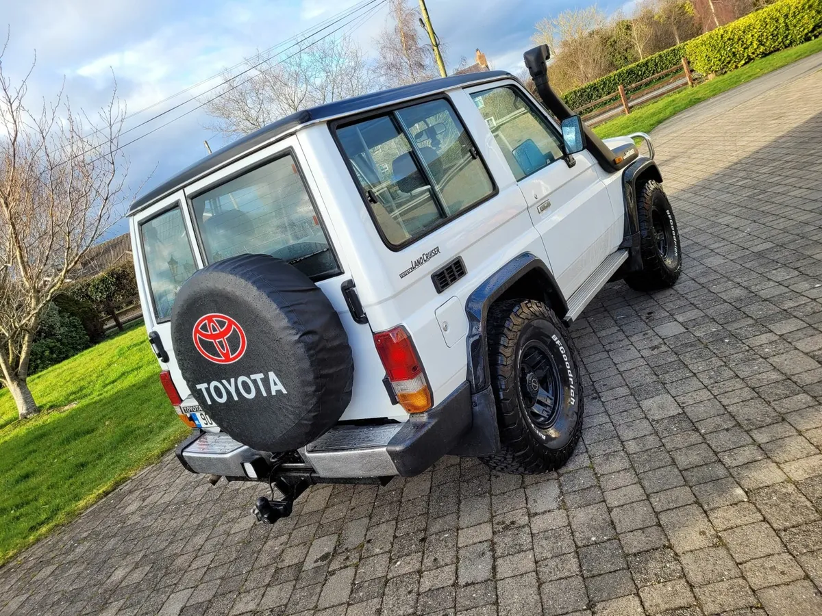 Toyota Land Cruiser 1990 - Image 3