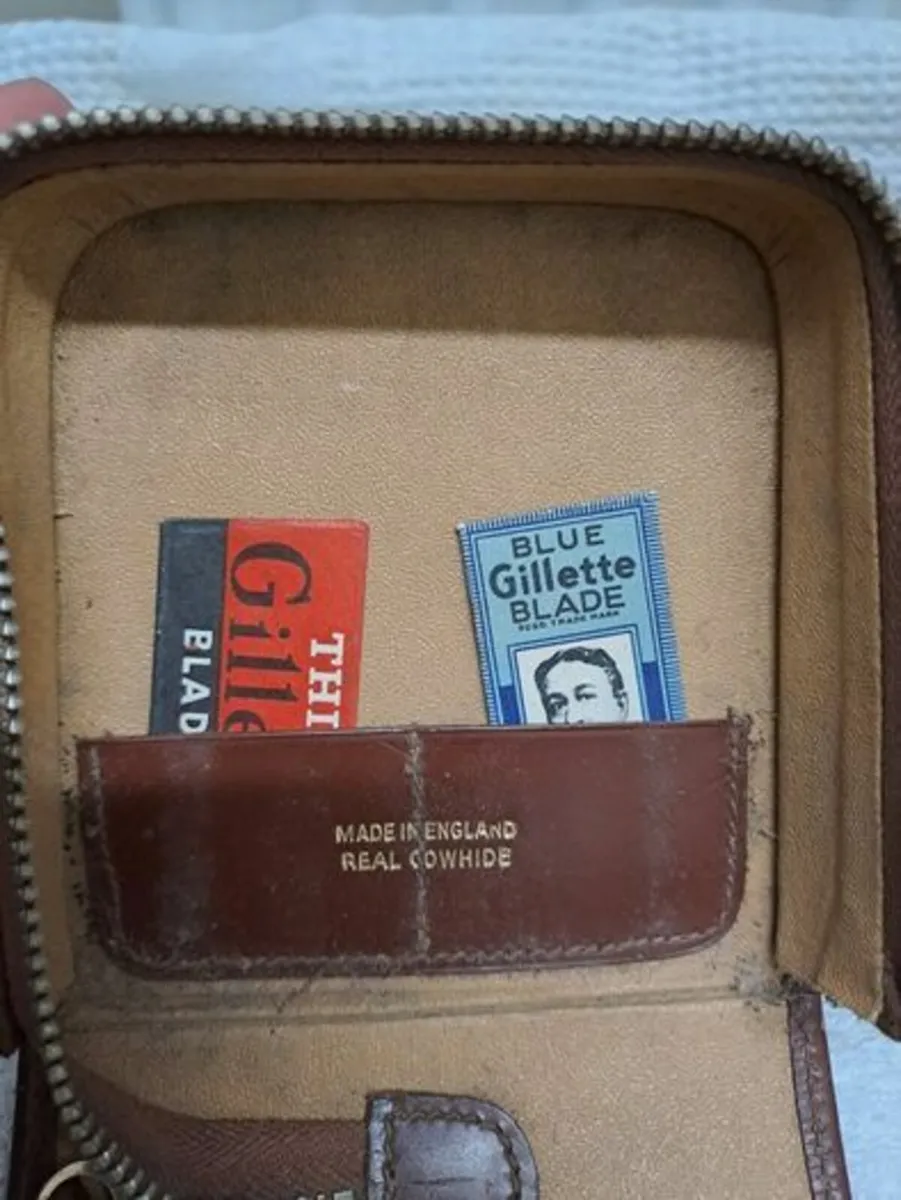 Vintage travel shaving kit - Image 2