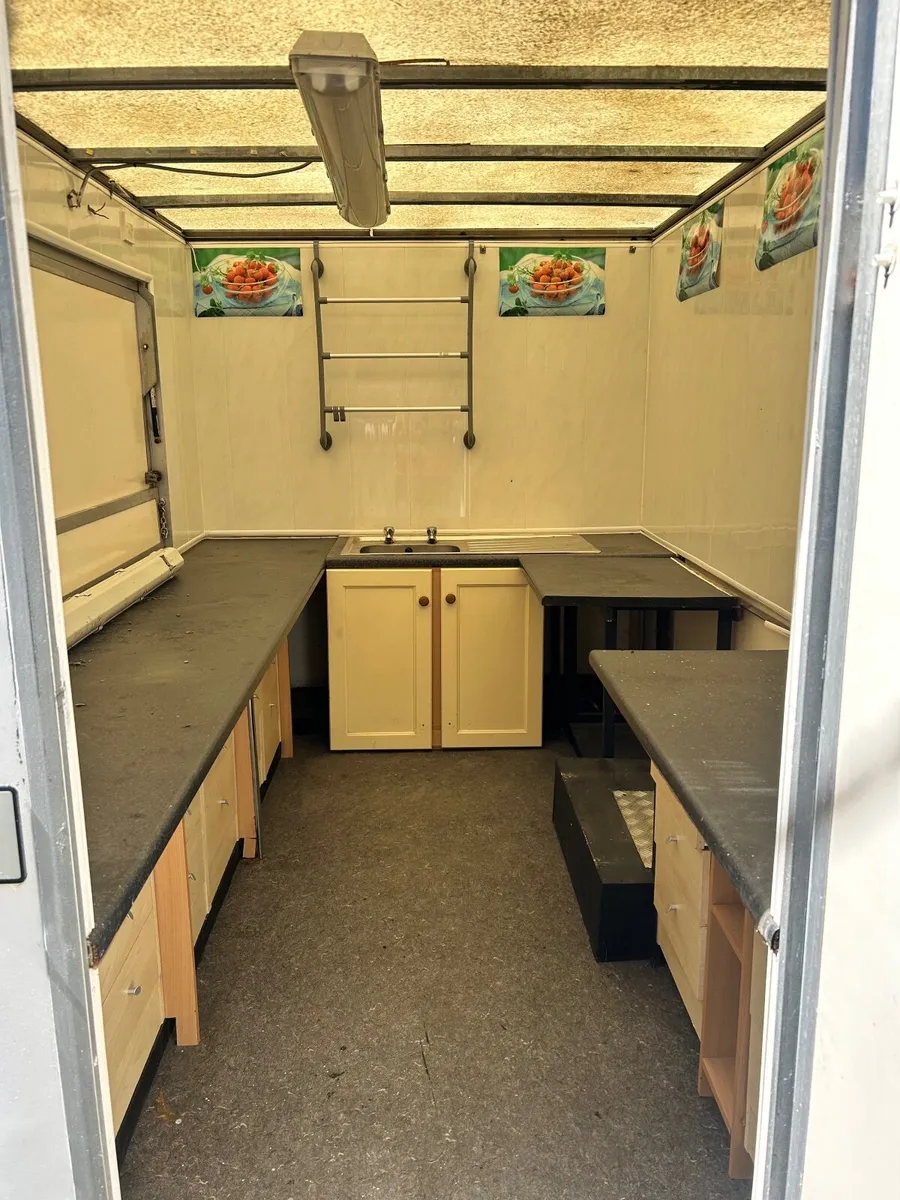 Trailer - Image 2