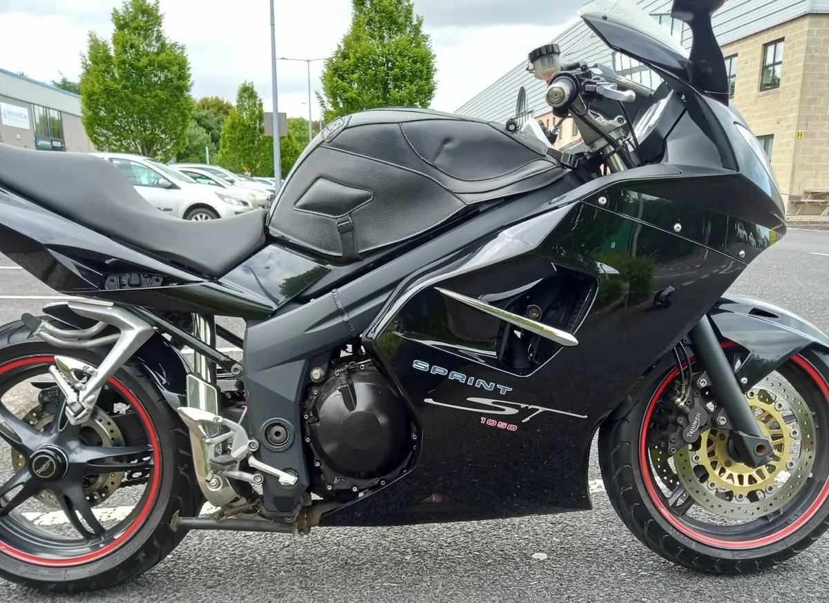 Triumph sprint st 1050 2009 - Image 1
