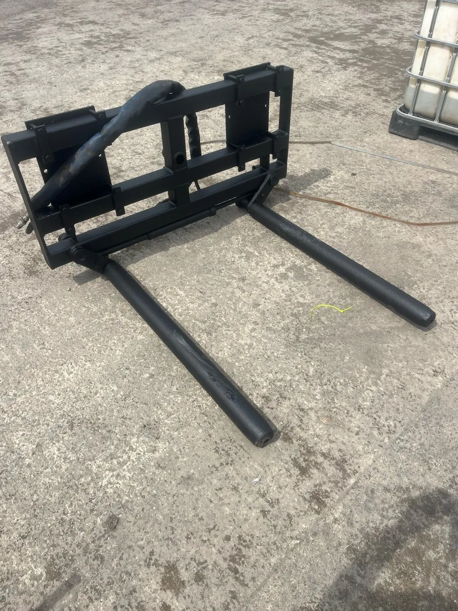 TWOSE ROUND BALE STACKER - Image 1