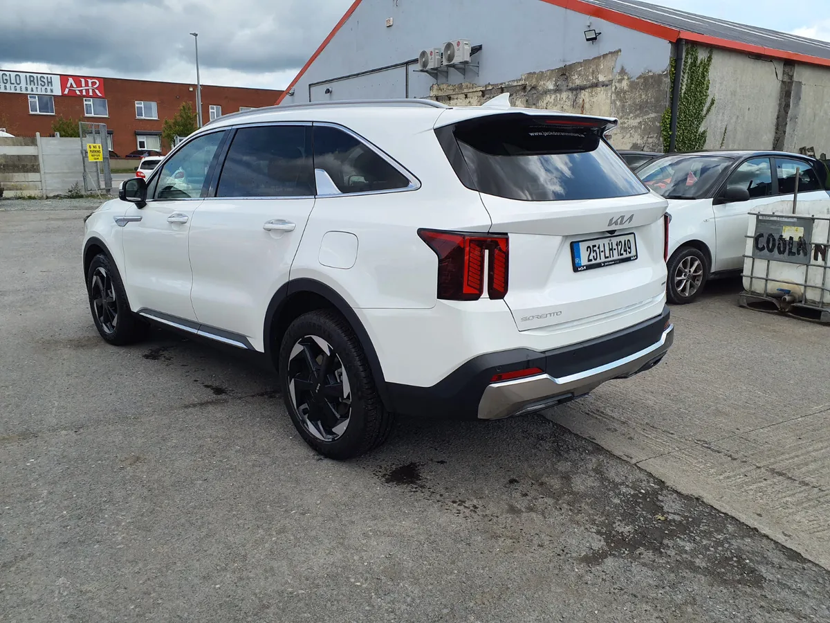 2025 Kia Sorento hybrid - Image 2
