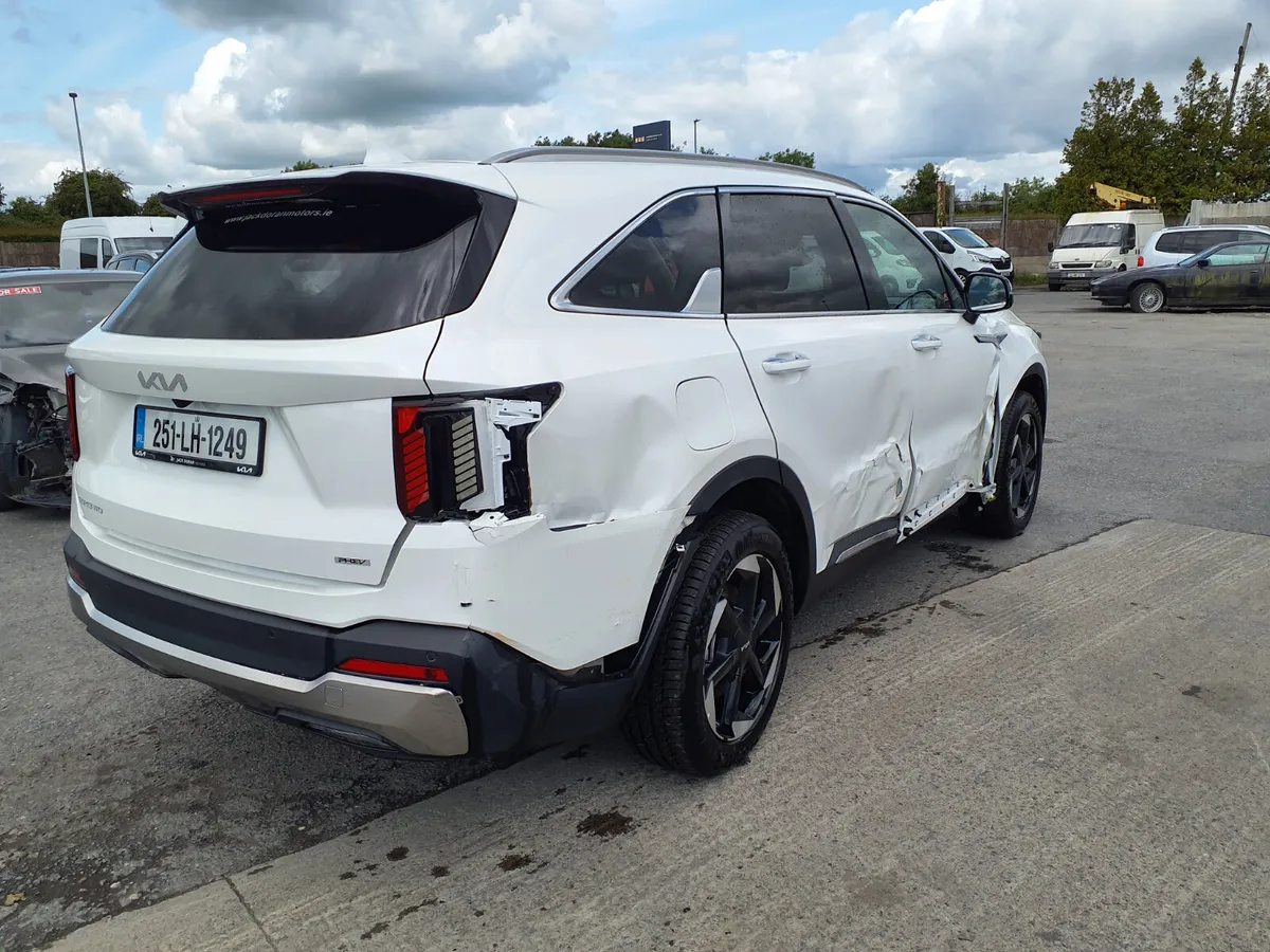 2025 Kia Sorento hybrid - Image 4