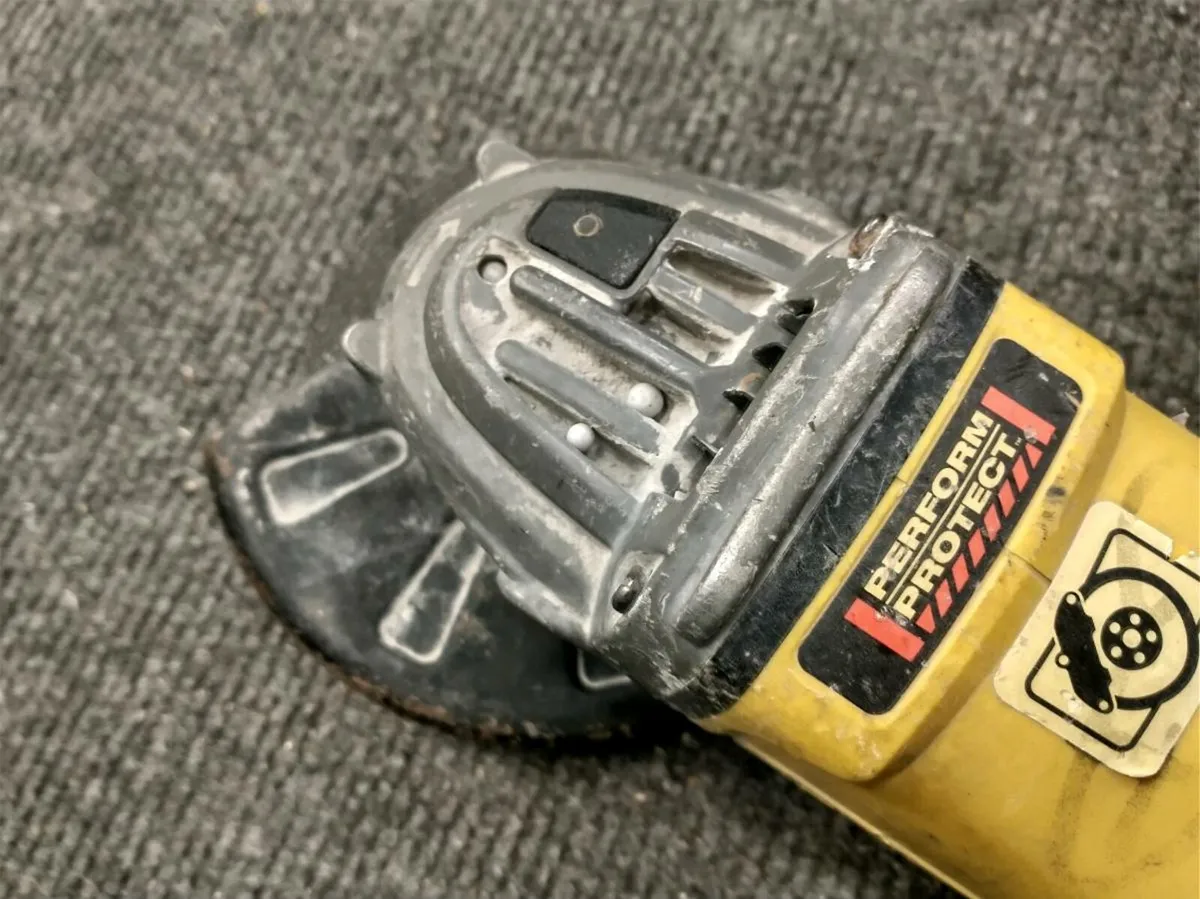 DeWalt angle grinder DCG414 - Image 1