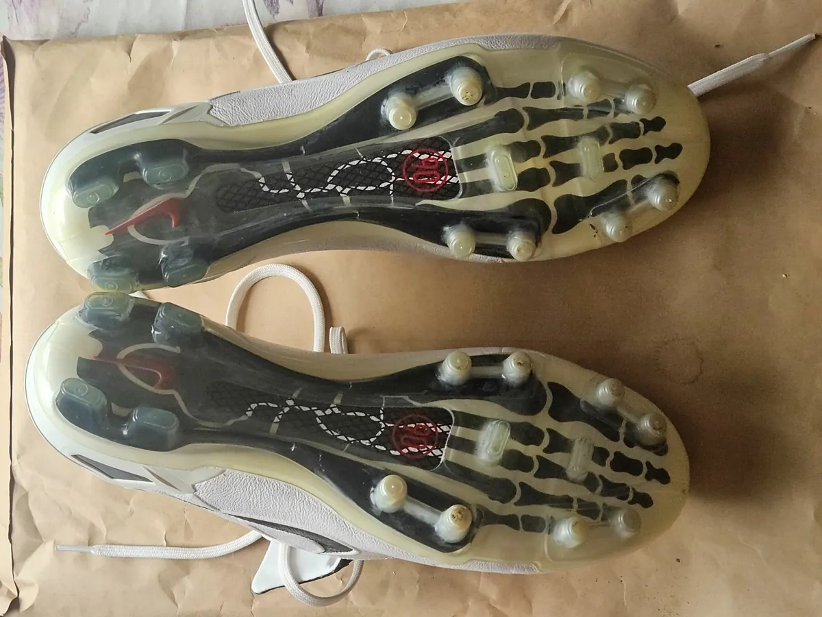 Size 9  Extremely Rare Nike football boots - Image 2