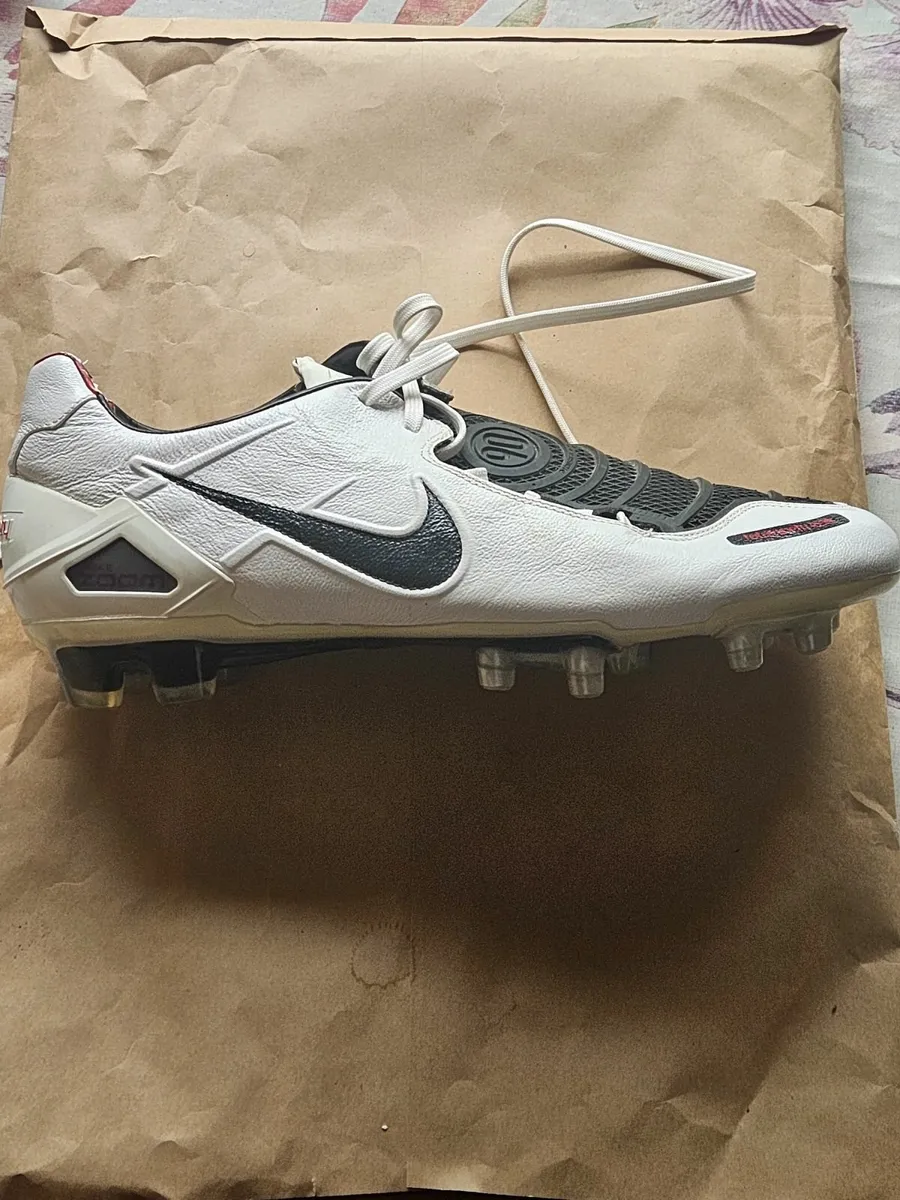 Size 9  Extremely Rare Nike football boots - Image 3