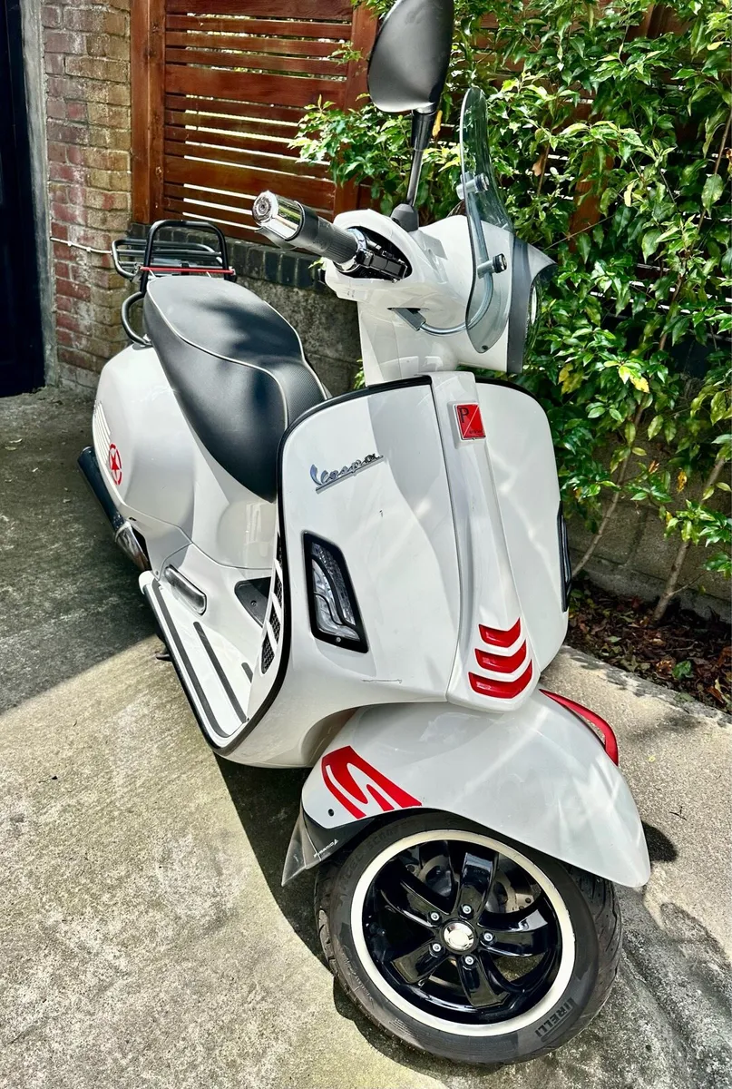 Vespa GTS 300 Super - Image 1