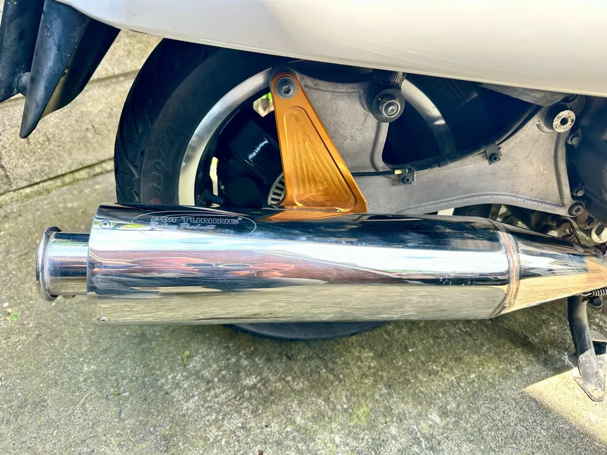 Vespa GTS 300 Super - Image 2