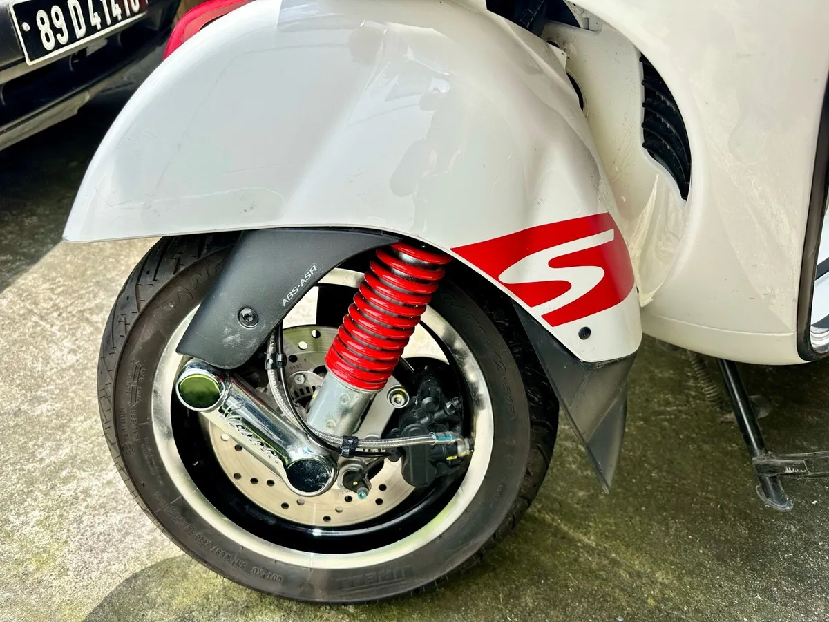 Vespa GTS 300 Super - Image 4