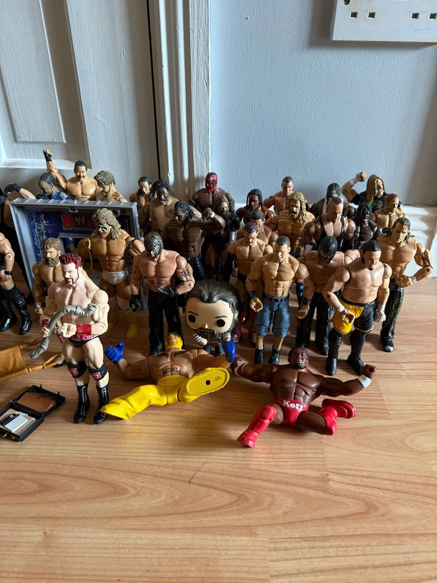 Wwe 50 wrestling figures,stage& accessories bundle - Image 2