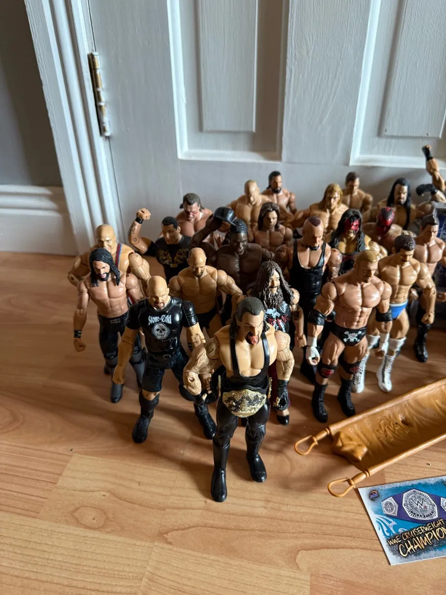 Wwe 50 wrestling figures,stage& accessories bundle - Image 4